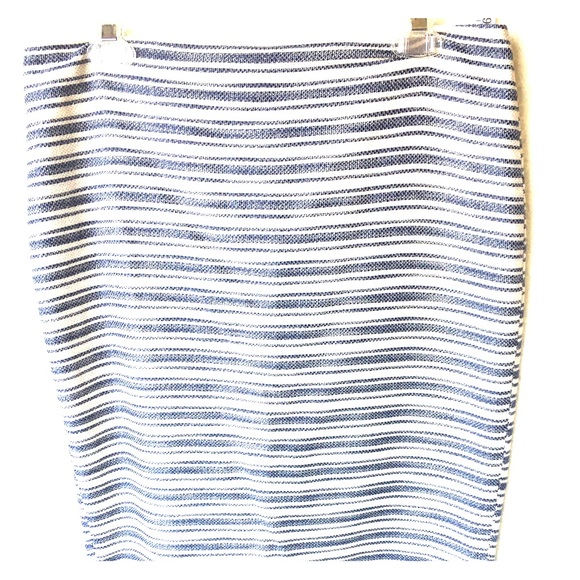 3/$30 Navy/Cream pencil skirt. Looks so cute on! - Picture 1 of 4
